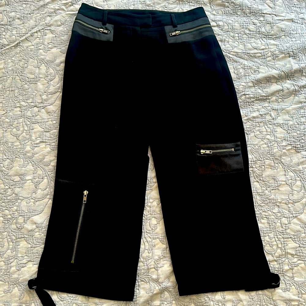 Tristan and Iseut capri dress pants with zipper pockets.   Size 6